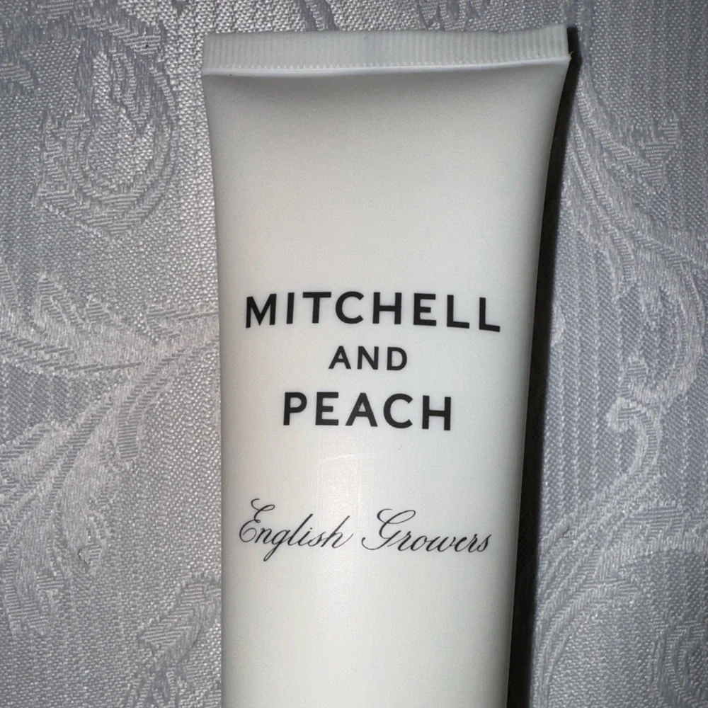 MITCHELL AND PEACH
English Growers
FLORA NO.I
BODY SOUFFLÉ
100 ML / 3.38 FL.OZ. - Picture 3 of 10